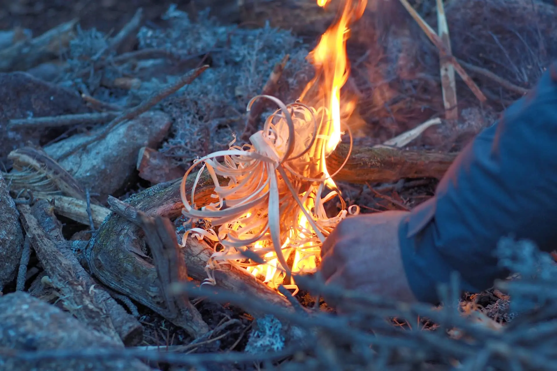 Curso de supervivencia y hacer fuego como actividad para amigos, familias, padres e hijos, madres e hijas o Team building.