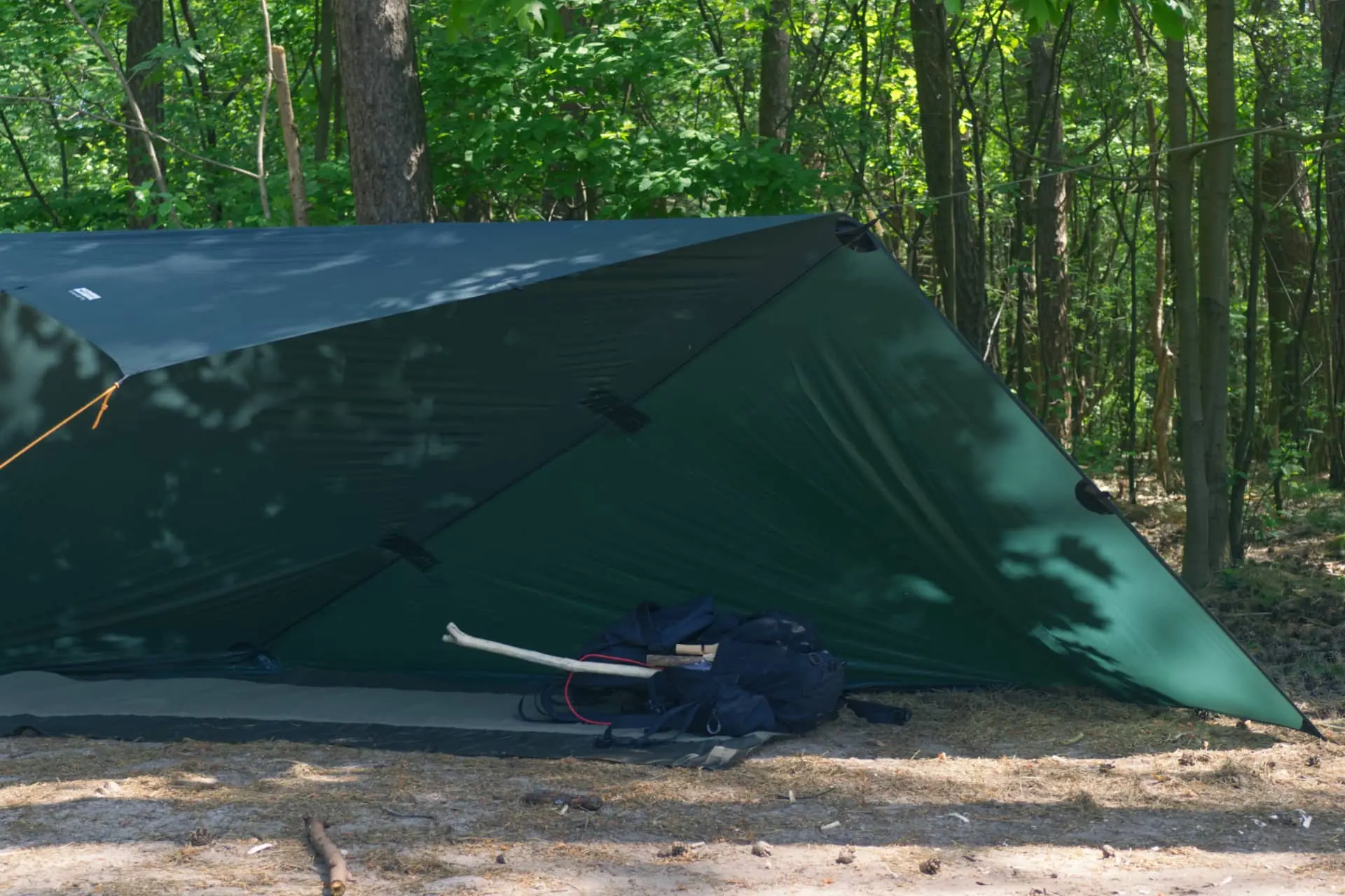Refugio con tarp tipo Adirondack en el curso de Outdoor Heroes sobre nudos y refugios con lonas en Barcelona.