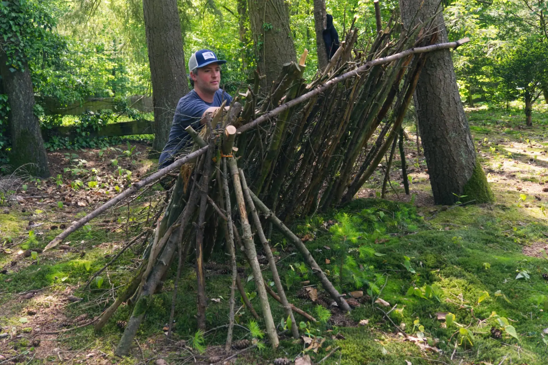 Curso bushcraft y supervivencia sobre cómo hacer nudos y construir refugios con Outdoor Heroes en Alella, Barcelona.