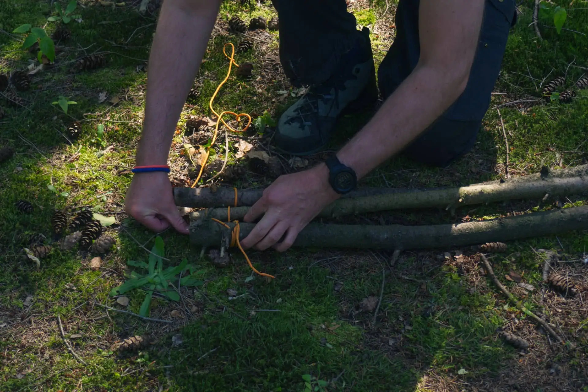 Amarre para un trípode de bushcraft durante el curso de Outdoor Heroes sobre nudos y refugios en Barcelona.