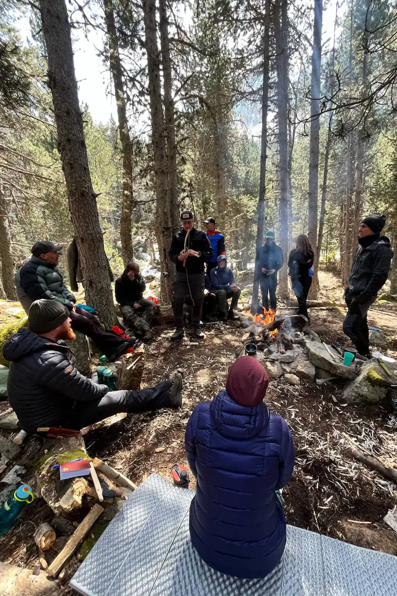 Sesión interactiva durante la formación de equipo y liderazgo en la naturaleza.