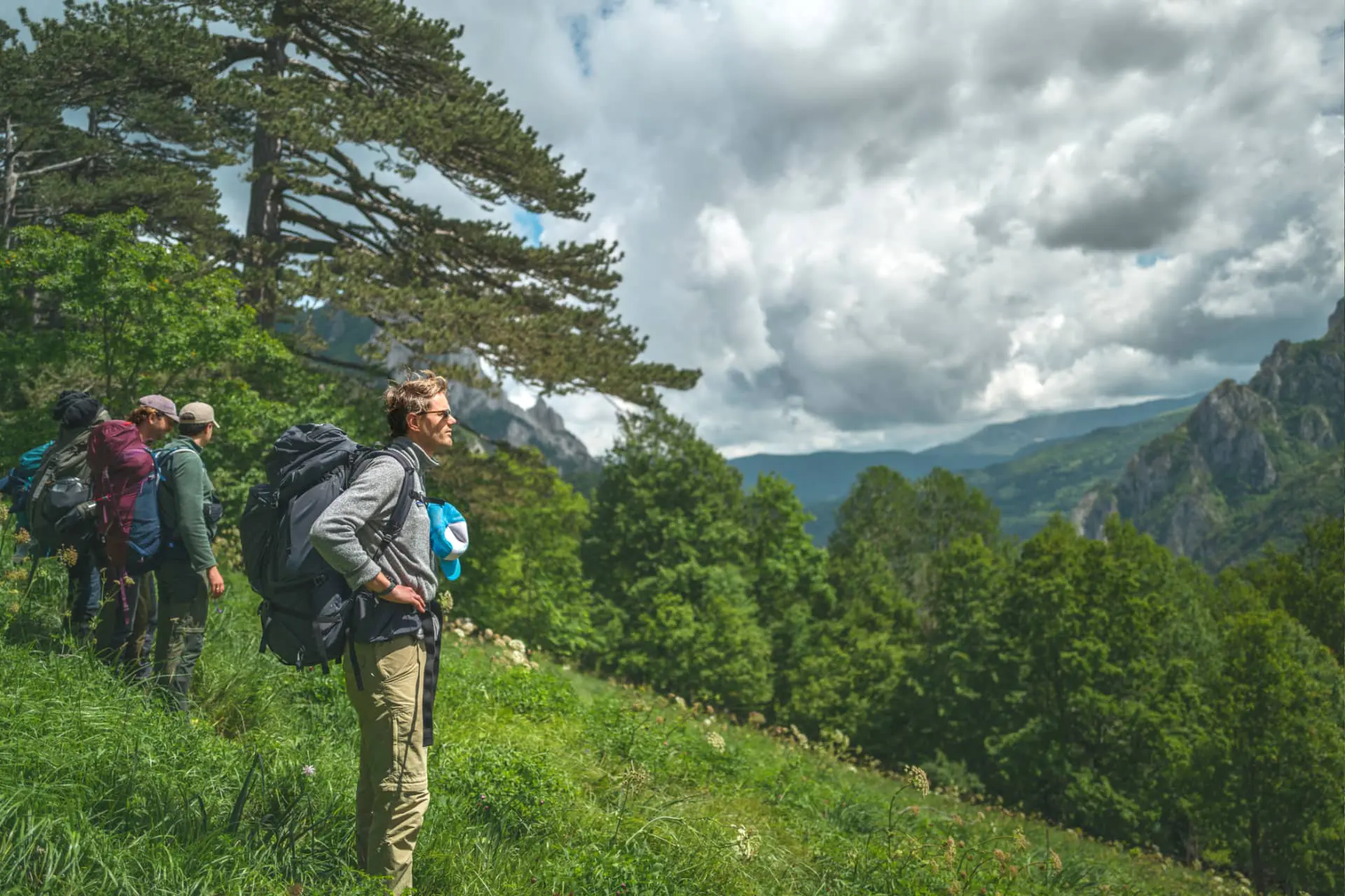 Hombre reflexionando mientras disfruta de unas impresionantes vistas durante la expedición de liderazgo Outdoor Heroes.