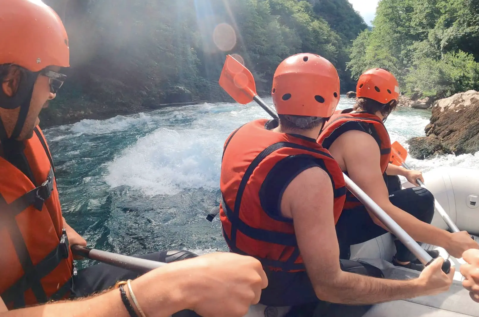 Rafting en el cañón del río Tara, aventura en grupo por los Balcanes con Outdoor Heroes.