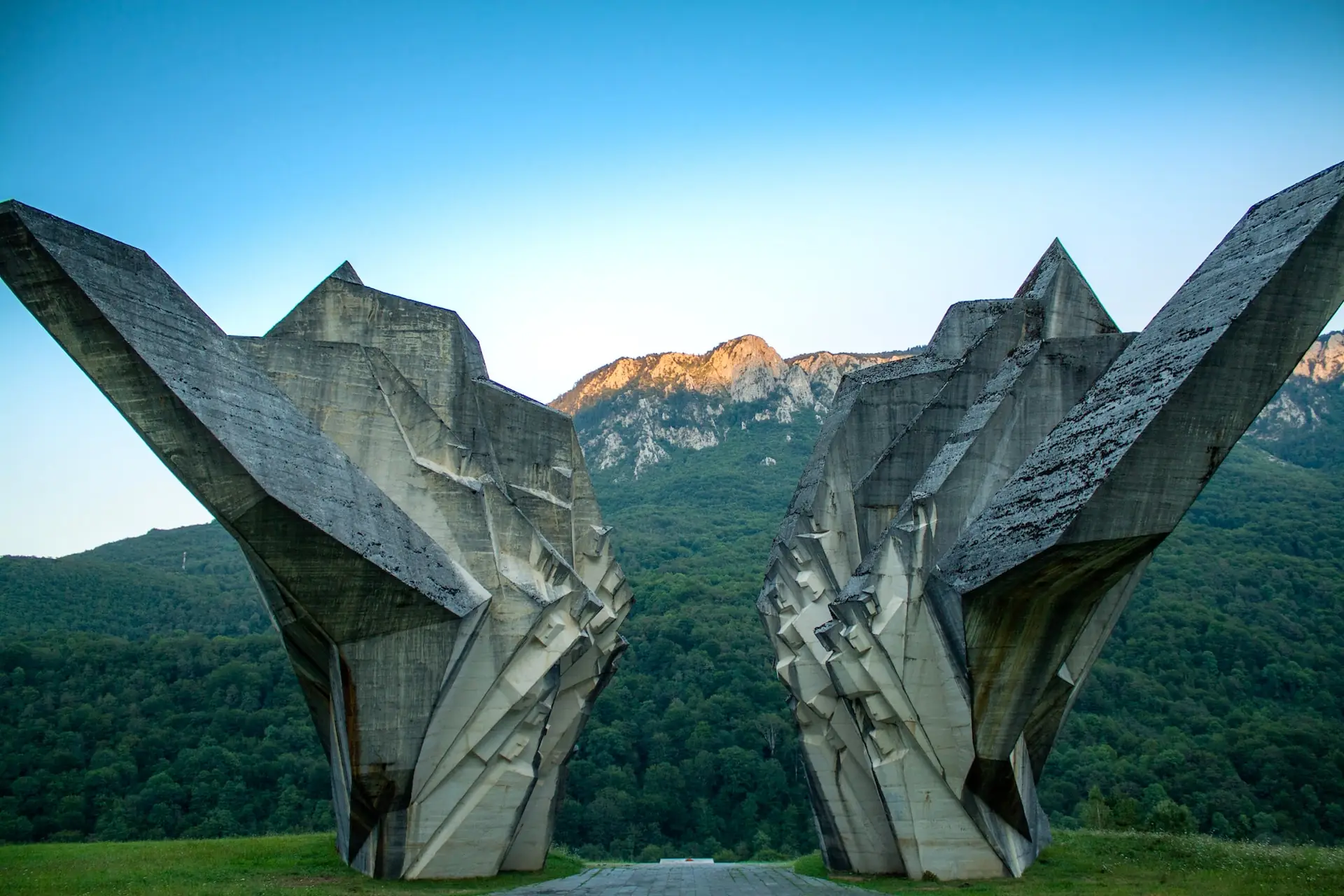Monumento de Tjentište en el Valle de los Héroes, Parque Nacional Sutjeska, senderismo en Bosnia y Herzegovina.